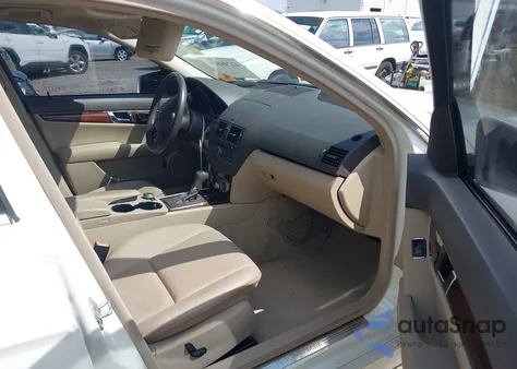 2010 Mercedes-Benz C 300 Luxury/Sport z USA, uszkodzony, nr VIN WDDGF5EB3AR089831